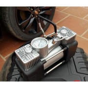 Bơm lốp 2 Pittong có hộp phụ kiện mặt cơ